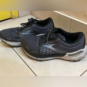 Brooks adrenaline 21 mens size 9.5 US extra wide 4E runners shoes